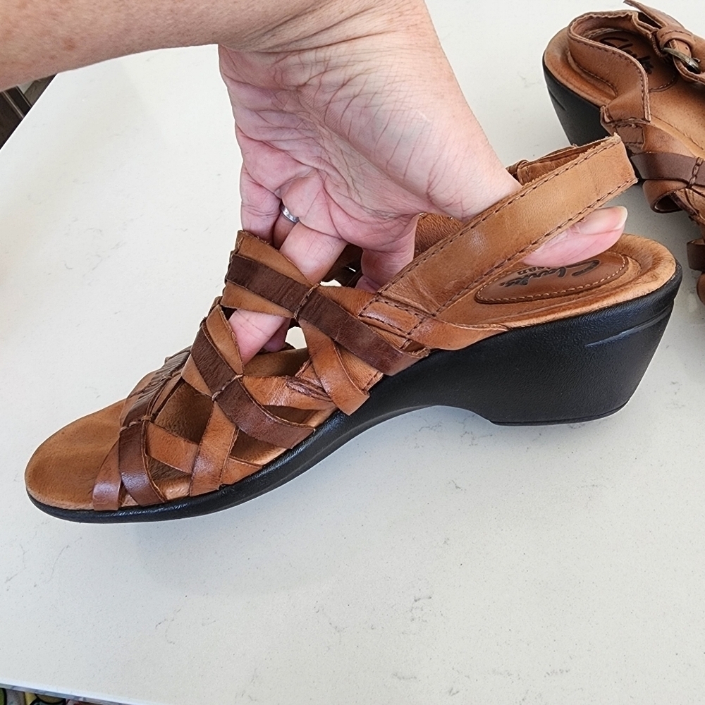 Clarks Artisan Two-Tone Brown Tan Leather Strappy Heel Sandal Size 9.5 MCS5955K - Picture 5 of 13